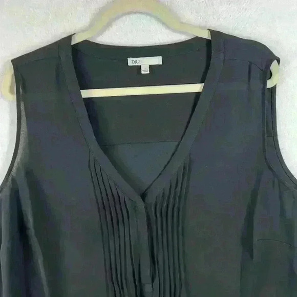 DR2 Sleeveless Blouse Top Sz 1X Black V-Neck 3-Button Front Pleats/Tucks - Picture 4 of 8